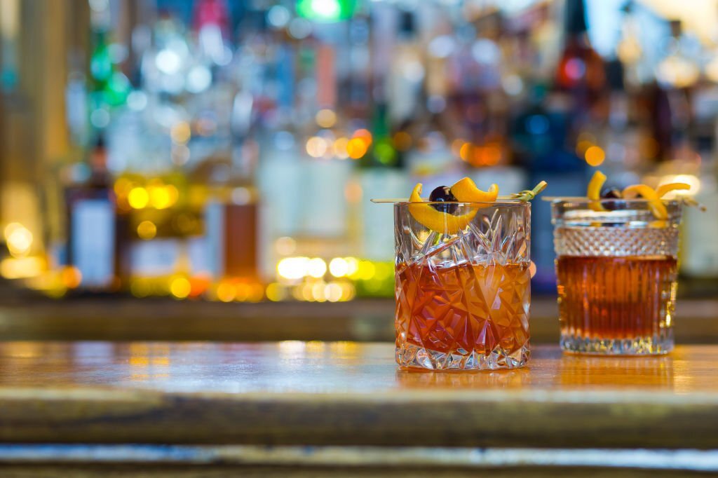 Cocktail Old Fashioned vs Coquetel Manhattan: um Encontro Espirituoso que Você não Quer Perder